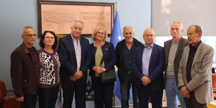 Veprim i duhur nga ministri i Shëndetësisë Rifat Latifi, takon një grup anesteziologësh të pensionuar ku kërkoj mbështetje, bashkëpunim dhe ide kreative
