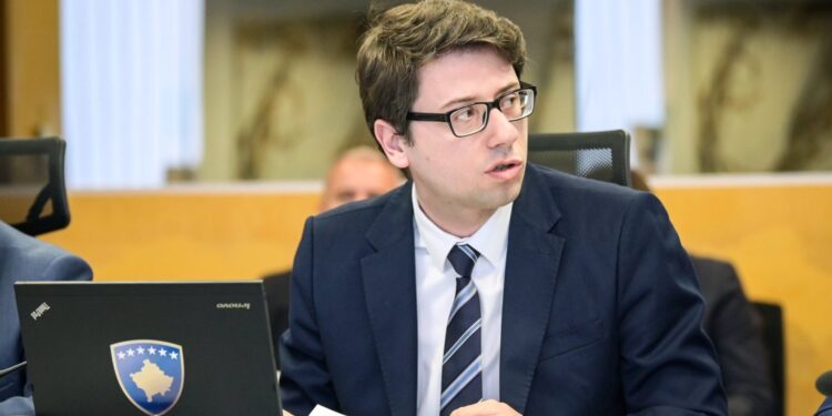 Lajm i keq për ministrin Muratin, i ndalohet gjysma e pagës me vendim (DOKUMENT)