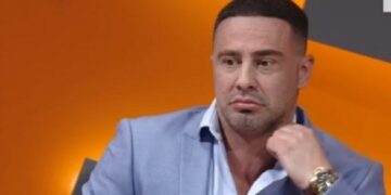 Me gabime të tmerrshme gjuhësore, Robert Berisha me fjalë banale kundër gazetarëve: Lypni dajak…