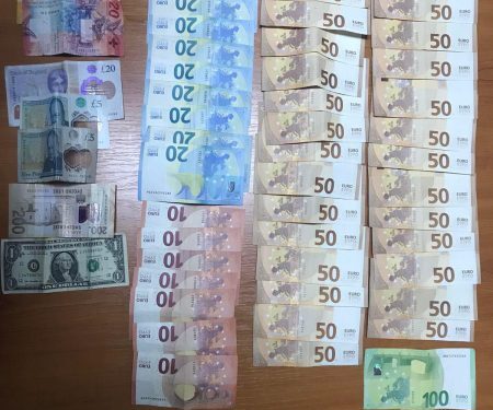 Antidroga vë në pranga tre persona të dyshuar si pjesë e një grupi kriminal, pamje