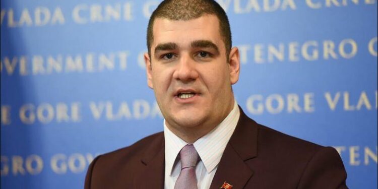 Arrestohet drejtori i Doganës në Mal të Zi për kontrabandë me cigare