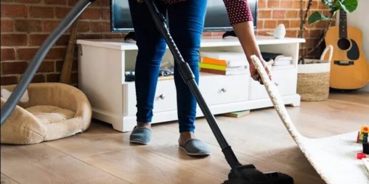 Me kartelat bankare të klientëve bleu 10 mijë franga rroba, dëbohet nga Zvicra pastruesja kosovare