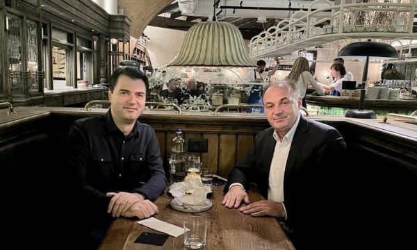 “Një nip Kosove në Kosovë”, Enver Hoxhaj takohet me Lulzim Bashën