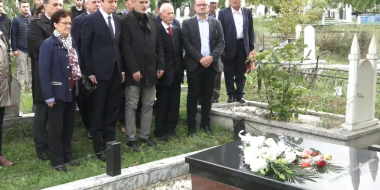 Kurti, Dugolli dhe Lajçi homazhe para varrit të ish-rektorit Statovci, 25 vjet nga demonstrata e madhe studentore