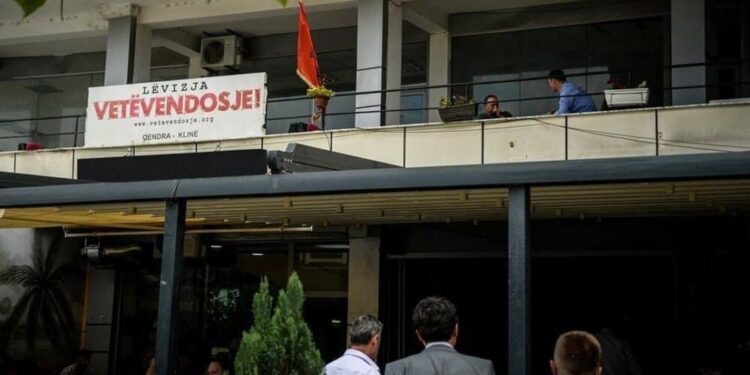 Rriten pakënaqësitë në Vetëvendosje: Asamblistja largohet nga partia e Kurtit, tregon arsyet