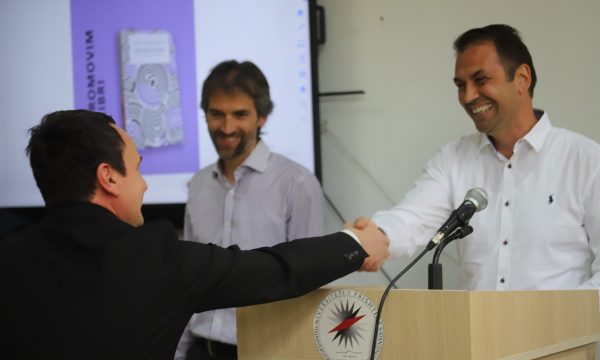 Profesor Baliqi ‘pranon kërkimfaljen’ e kryeministrit Kurti për ndërprerjen e fjalimit