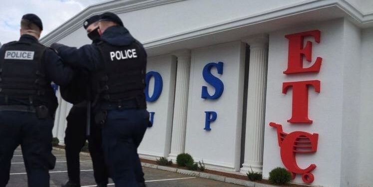 Policia ndërhyn në ETC, prangos pjesëtarin e sigurimit që dyshohet se kanosi dy fëmijë dhe konfiskon një armë
