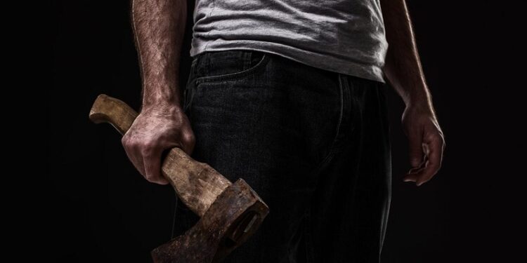 “Loja me gurë” i fut në telashe dy burra në Skenderaj, njëri kërcënon tjetrin me sëpatë për një fjalë goje