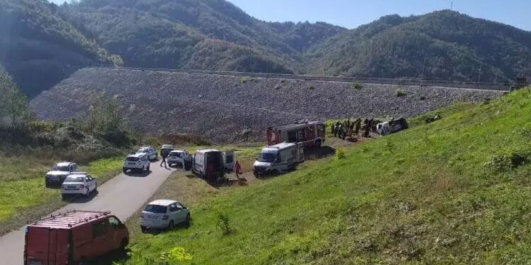 Aksident i rëndë në Serbi, shoferi harron frenat e dorës, përmbyset minibusi plot pasagjerë