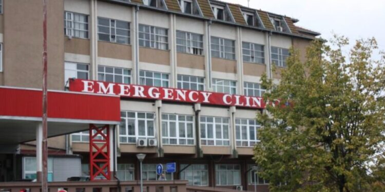Ky është infermieri që dyshohet se u përlesh me një 21-vjeçar në QKUK