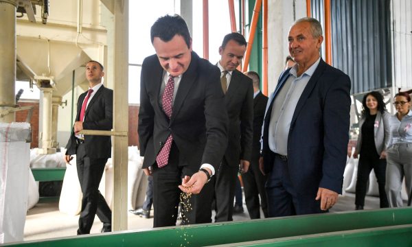 Kurti e Peci ‘inspektojnë’ cilësinë e grurit në fabrikën private