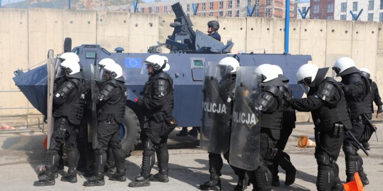 EULEX mobilizohet pas paralajmërimit për barrikada – Mbi 100 policë stacionohen në Mitrovicës e Veriut