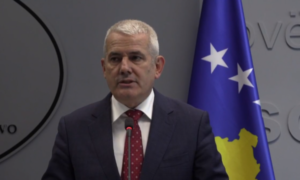 Sveçla: Nga 21 prilli i vitit të ardhshëm s’do të lejohet asnjë veturë ilegale