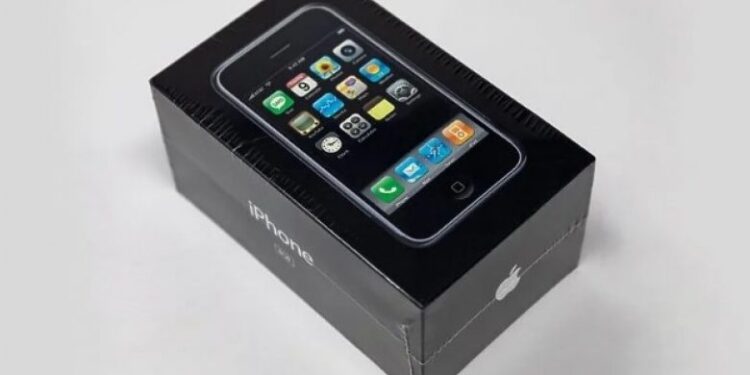 iPhone i parë u shit gati 40 mijë dollarë