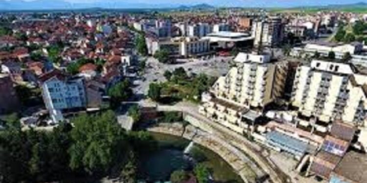 Gjakovë: Vajza e mitur denoncon në Polici ish të dashurin, thotë se po e ngacmon për t’u rikthyer bashkë