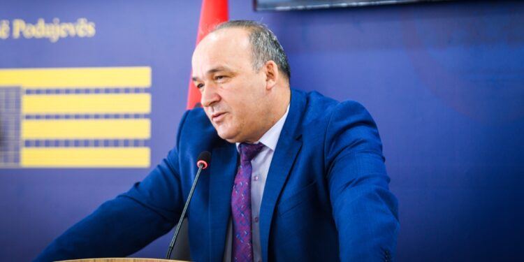 Bulliqi rikthen fuqinë e shoferëve si në kohën e PAN-it – Fiton tender vëllai i shoferit të tij