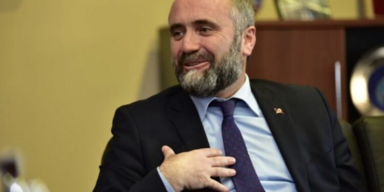 Këshilltari i Erdoganit: Kemi garantuar për gjykimin në liri të Thaçit