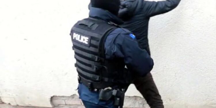Kapet pas 5 muajsh i riu që dyshohet se ngacmoi seksualisht një 47-vjeçare në Mitrovicë, Prokurori e liron