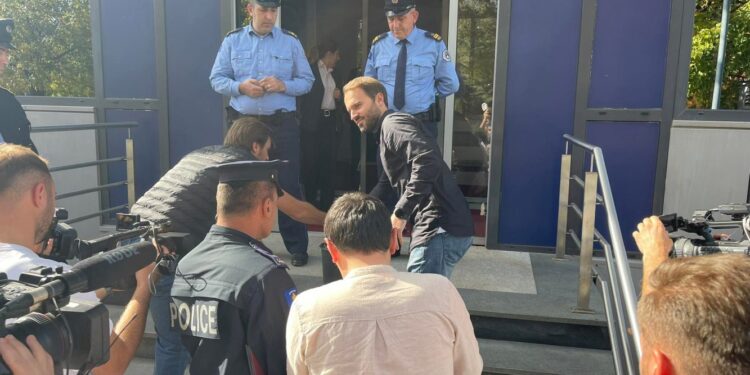 PSD tallet me kryeministrin – i vendosin para Qeverisë një shportë me qershi: Kurti po vepron si Nasradini