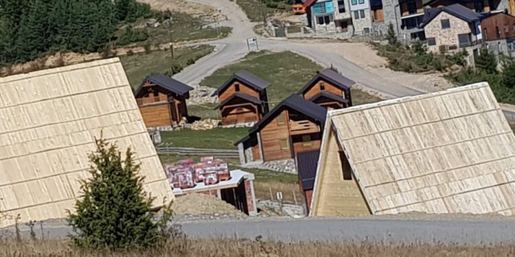 Prokuroria autorizon Policinë për verifikimin e skandalit të 25 vilave në Stankaj të denoncuar nga Peci