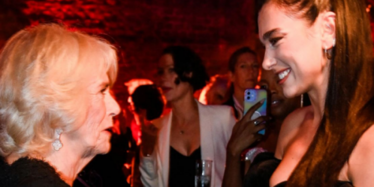 Takimi i rrallë, çfarë i tha Dua Lipa Mbretëreshës Camilla