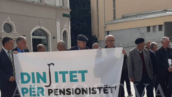 Pensionistët me aksion simbolik, lëshojnë pëllumba para qeverisë (VIDEO)
