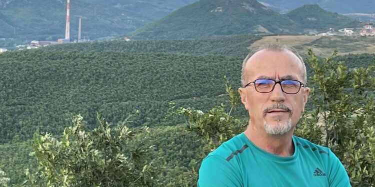 Bekim Haxhiu “godet” kryeministrin Kurti me një foto nga veriu: Me tërheqjen nga vendimi për targat po inkurajojnë grupet kriminale!