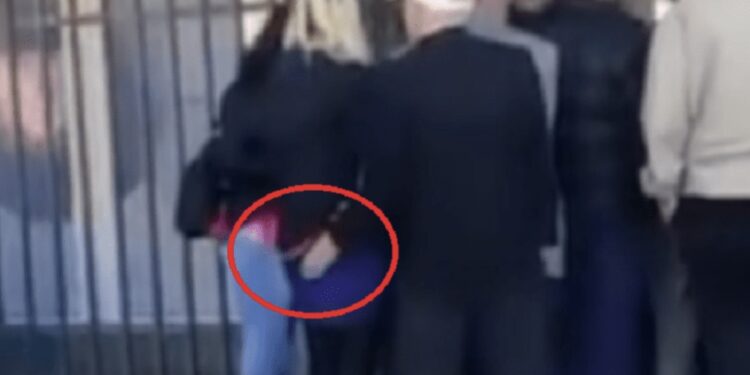 Një i moshuar ngacmon seksualisht një grua gjatë kohës sa pret tek banka për ta marrë pensionin