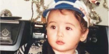 Kjo vogëlushe në foto sot është ndër këngëtaret më të suksesshme shqiptare