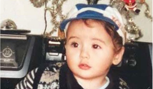 Kjo vogëlushe në foto sot është ndër këngëtaret më të suksesshme shqiptare