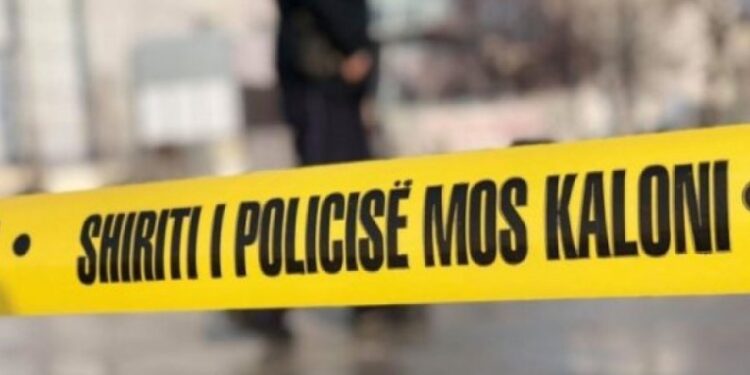 Një 50-vjeçare bie nga një objekt në Podujevë, dyshohet për vetëvrasje