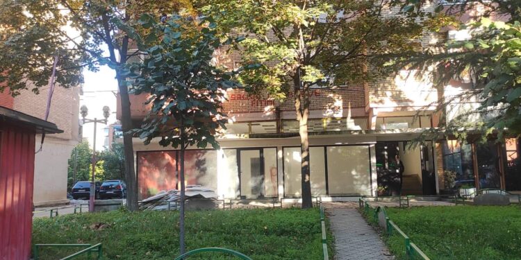 Inspekcioni në “gjumë”, banorët ankohen se meremetuesit e lokaleve në Mitrovicë po krijojnë deponi ilegale pranë banesave
