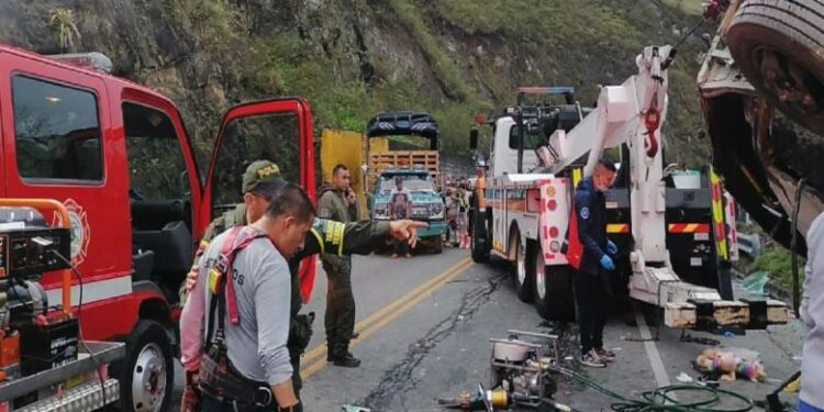 Tragjike: Përplaset autobusi, të paktën 20 persona të vdekur dhe 14 të plagosur