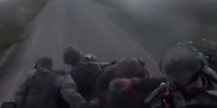 Videoja duket se tregon trupat ruse që përpiqen të arratisen diku në rajonin Kherson – ajo çfarë ndodh në fund ju trondit!