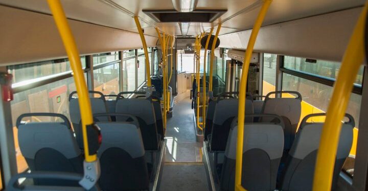 ‘Plasa krejt’: Aktivistja thotë se një burrë 70-vjeçar në autobus tentoi t’i prekte vajzat