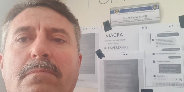 Aktori suharekas ia dëmton derën e zyrës drejtoreshës së Kulturës, i ngjet edhe shkrime si “viagra” e “dallaverxhike”