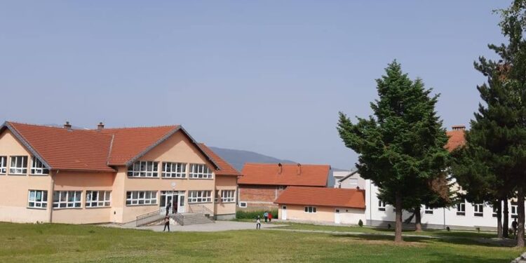 Arsimtari në Dragash e godet nxënësen me shkop, intervistohet nga policia