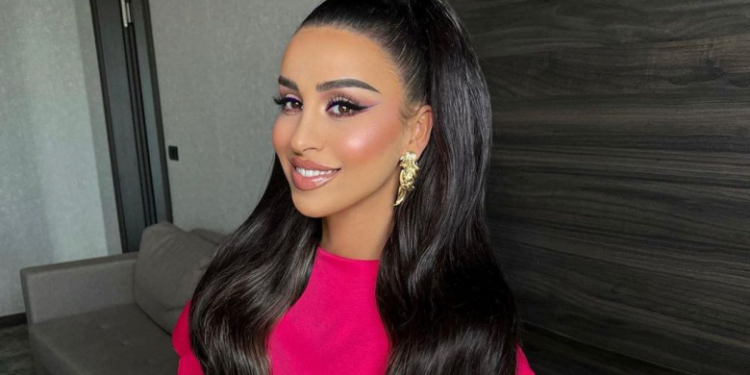 U bë nënë kur ishte 18-vjeçe, këngëtarja kosovare rrëfen frikën e madhe dhe ardhjen e djalit në jetë