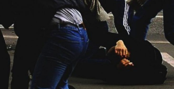Rrahje brutale për një fjalë goje në një kafeteri, tre persona ia thyejnë këmbën 43-vjeçarit