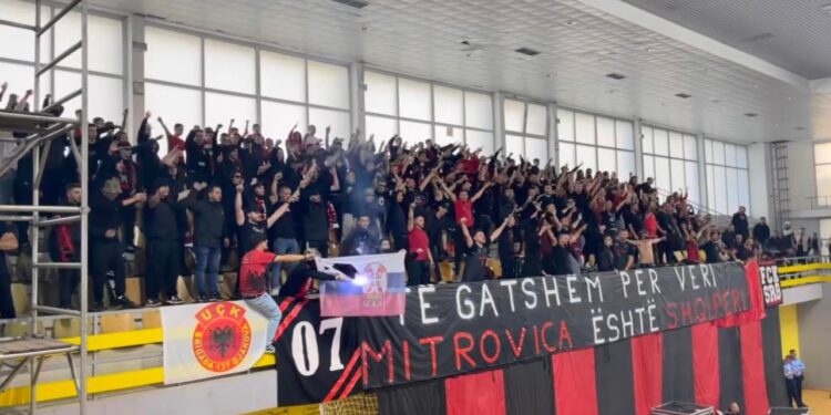 Ky është tifozi nga ‘Kuqezinjtë e Jakovës’ i arrestuar për djegien e flamurit serb në ndeshjen Vëllaznimi-Trepça