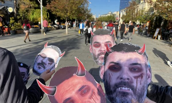 ORCA për Halloween shpërndan maska me fytyrat e profesorëve ‘plagjiatorë’