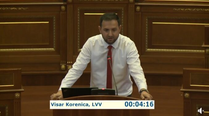 Nga foltorja e Kuvendit, deputeti i VV-së, Visar Korenica, i bënë thirrje Qeverisë që pagat të dalin për grevistët