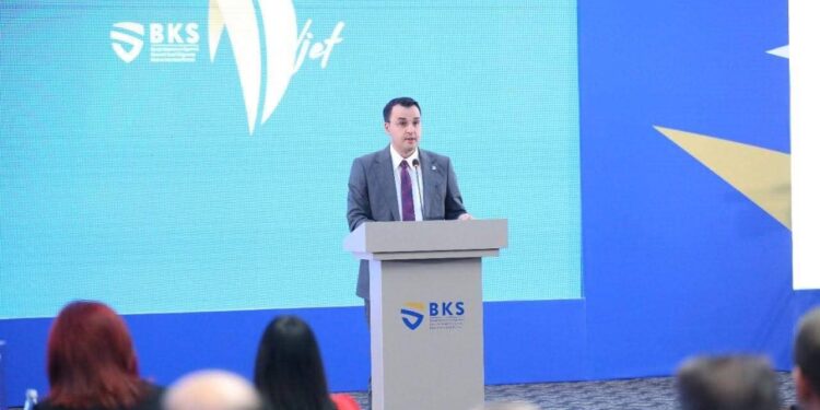 Raporti i Progresit: Sektori i sigurimeve me performancë pozitive, përmendet projekti i stikersave dhe marrëveshja me Malin e Zi