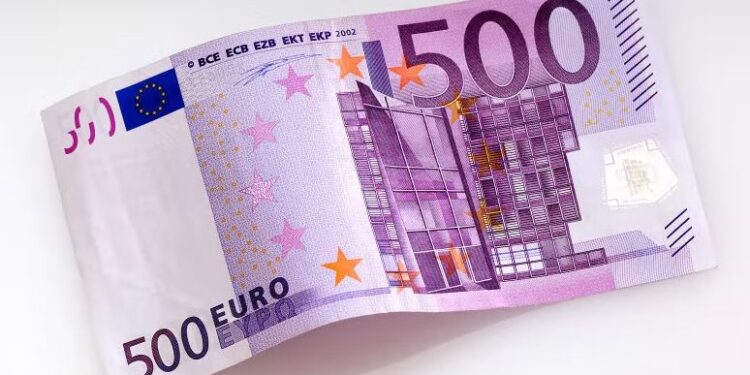 Një person i dërgon në bankë 1,000 euro të falsifikuara, policia në kërkim të tij