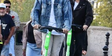 Pique dhe e dashura e tij e re shijojnë një ditë me skuterë elektrikë në Paris