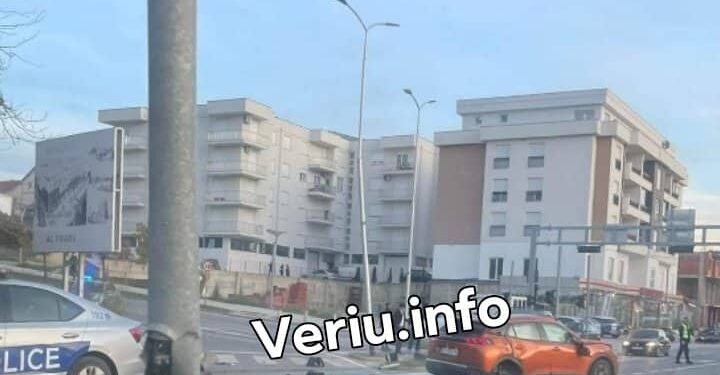 Aksident në Skenderaj, dy vetura përplasen mes vete – policia del në vend të ngjarjes