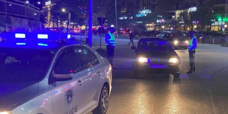 Mitrovicasi tenton të nxjerr hakun e djalit që e dënoi Policia në trafik, shan dhe kërcënon zyrtarin policor
