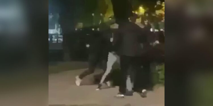 Rrahet brutalisht një 20-vjeçar në parkun e Lipjanit, i dyshuari shpallet në kërkim nga Policia