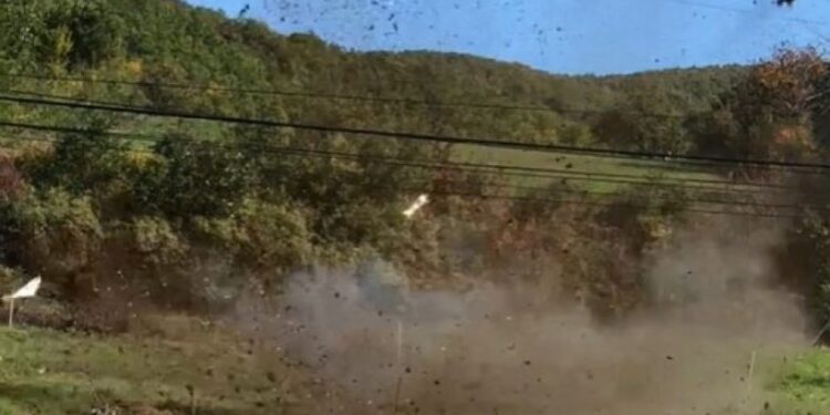Momenti i shpërthimit të bombës në Arllat të Drenasit (VIDEO)