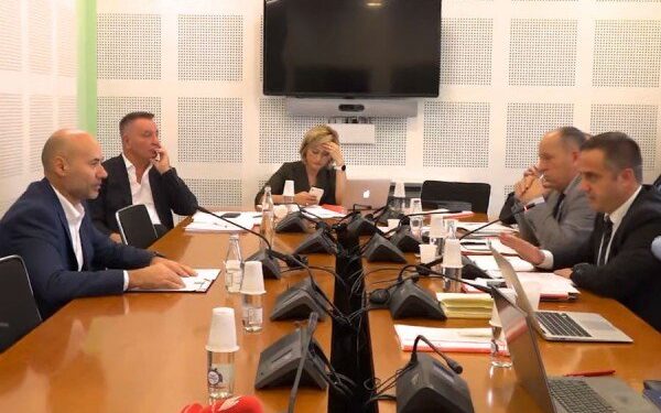 Bordi i KEK-ut kërkon sërish rritje të çmimit të rrymës, kritikohet nga Komisioni Hetimor